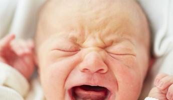 Когда у новорожденных появляются слезы: особенности физиологии