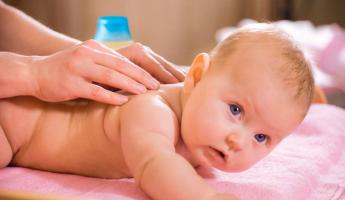 Kaip ir kokio amžiaus galima masažuoti naujagimius: pratimai 1-2-3 mėnesių kūdikiams namuose
