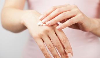 Důvody pro výskyt pupínků na rukou a způsoby léčby domácími prostředky