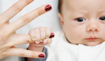 Naujagimis: pirmasis kūdikio gyvenimo mėnuo – kūdikio vystymasis, elgesys ir priežiūra nuo gimimo