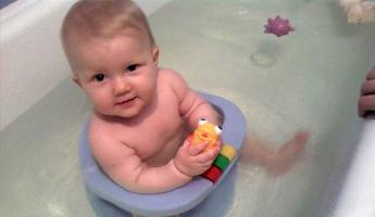 Is it possible to bathe a child in a large bathtub?