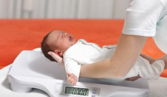 Development of a newborn baby at 2 weeks: what can the baby already do, how long does he stay awake and sleep?